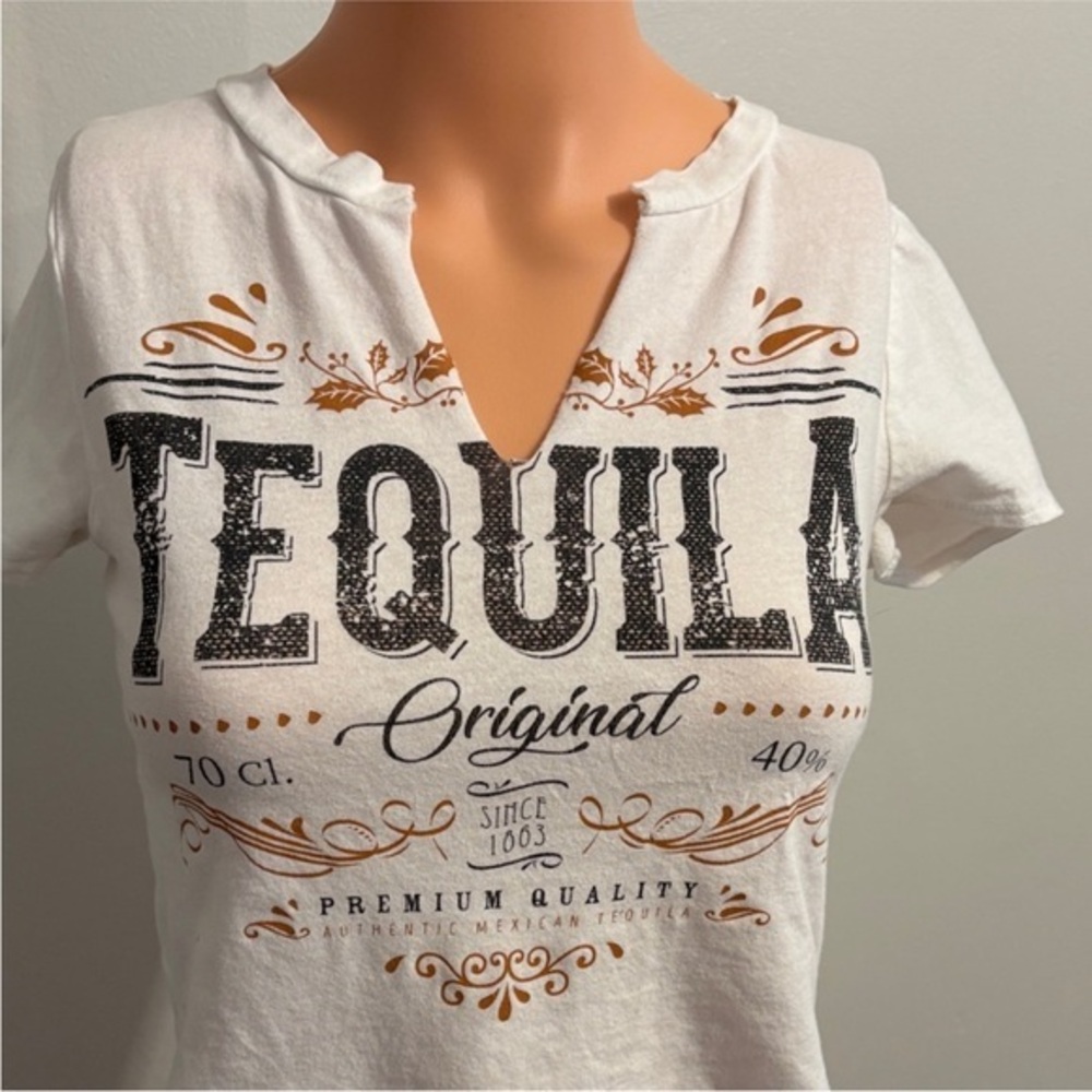 Windsor White Graphic 'Tequila Original' V-Neck Crop Top